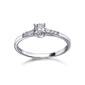 Anillo con diamante principal y pequeños GA024OB