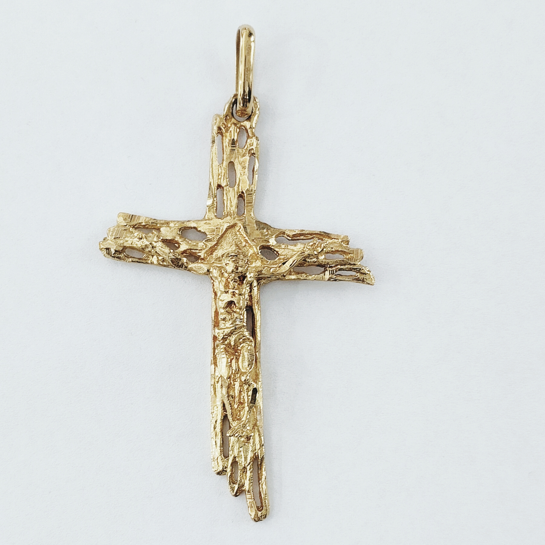 Colgante en Oro de 18k Cruz con Cristo
