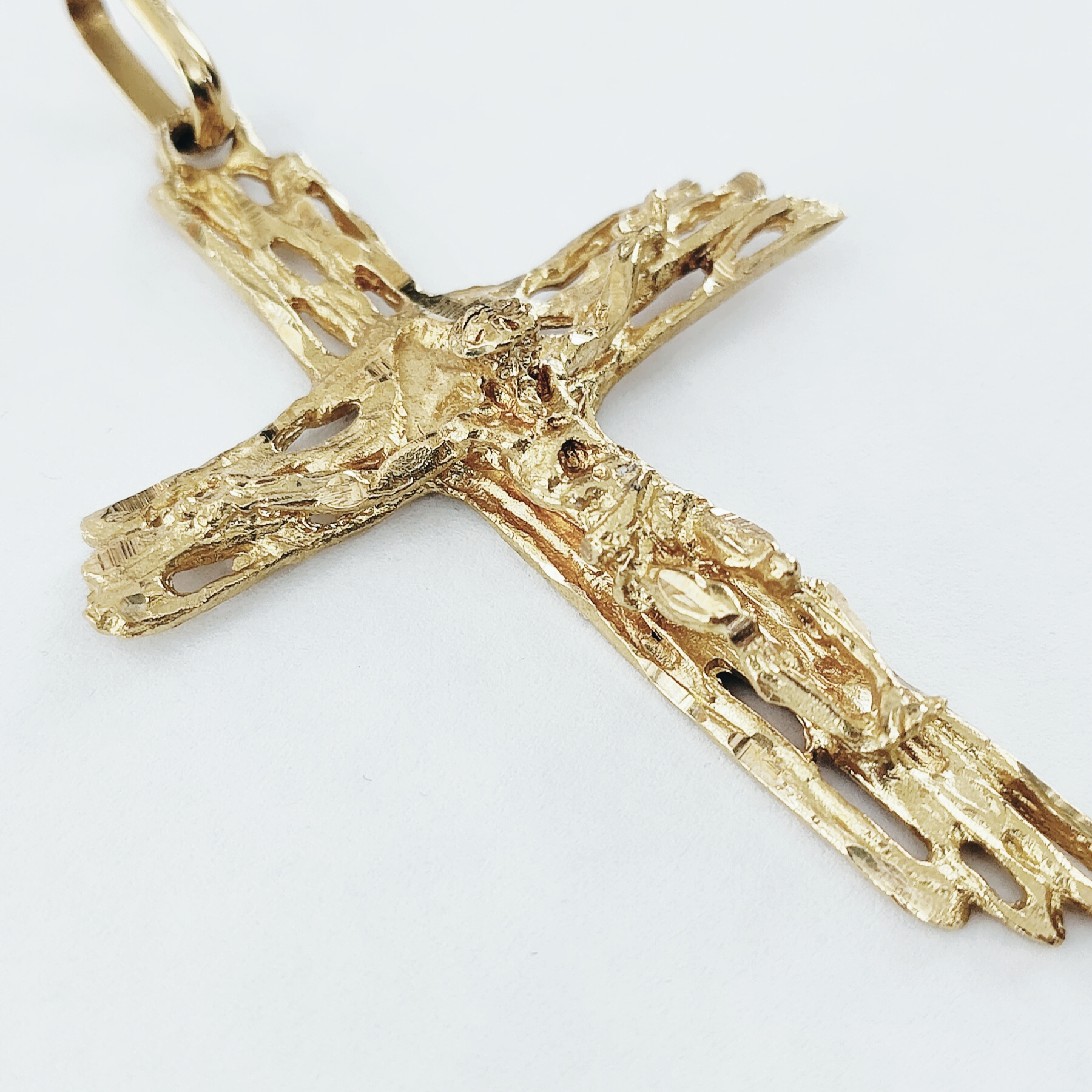 Colgante en Oro de 18k Cruz con Cristo - Imagen 2