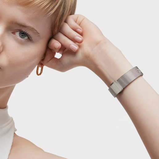 Reloj smartwatch con brazalete de acero y caja de aluminio en color IPG dorado TOUS T-Band Mesh - Imagen 6