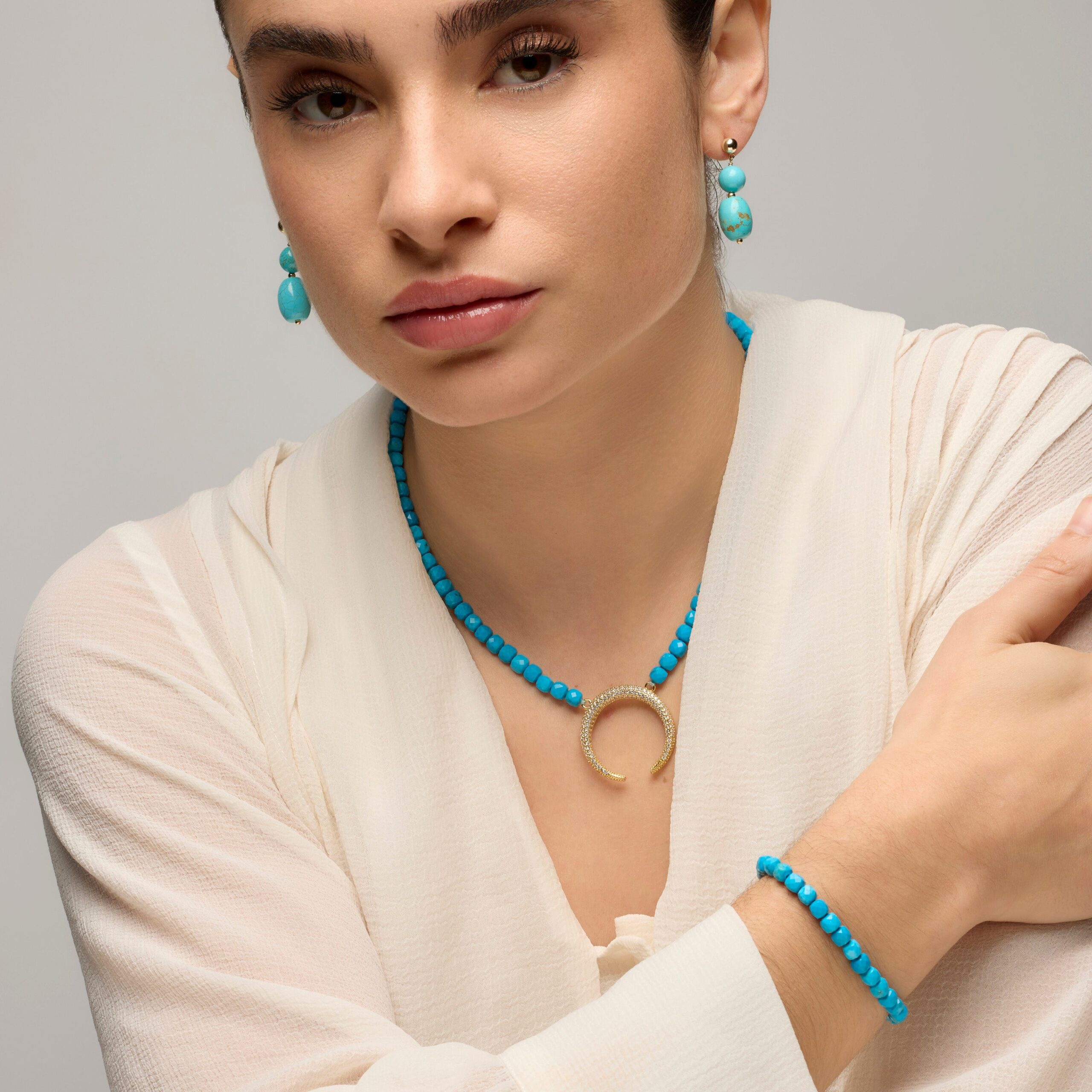 Pendientes en Plata de Ley 925 y Turquesa Acabado Oro Amarillo de 18k Shyra - Imagen 4