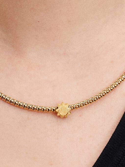 Charm Mini Sol Textura Recubrimiento en Oro de 14k 764052C00 - Imagen 3
